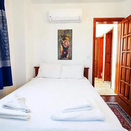 Villa Misli - Red/